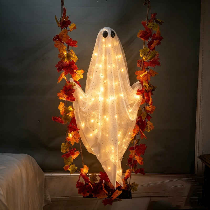 Decorazione di Halloween a forma di fantasma con foglie d'acero da appendere